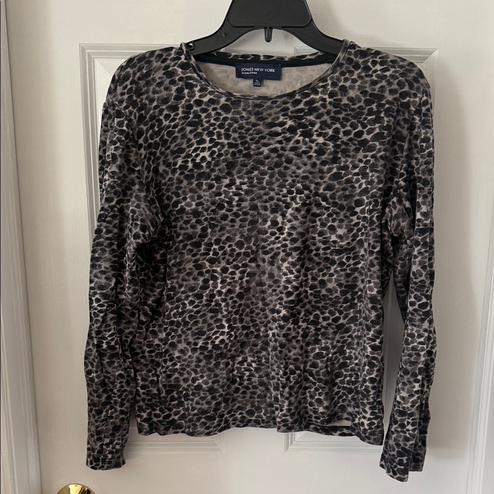 Jones New York Sigbature Gray and Black Leopard-Print Long Sleeve Tee